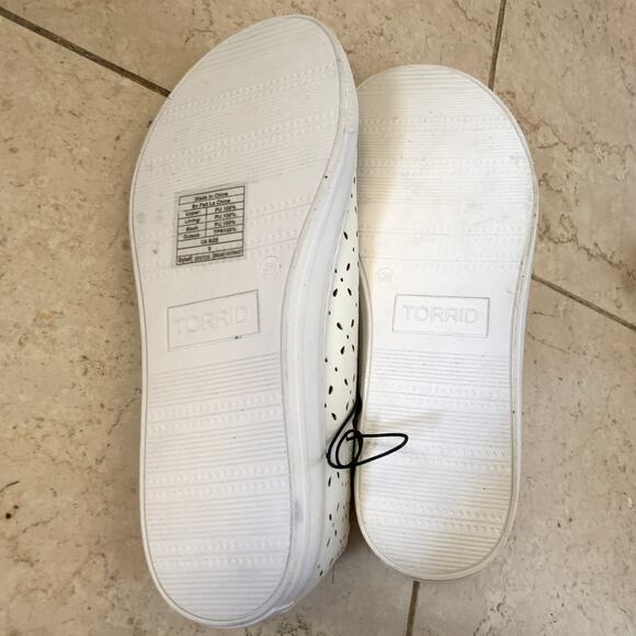 Torrid 9 W Faux Leather Laser Cut Lace Up Sneaker Casual Shoes Scalloped White - Picture 9 of 15